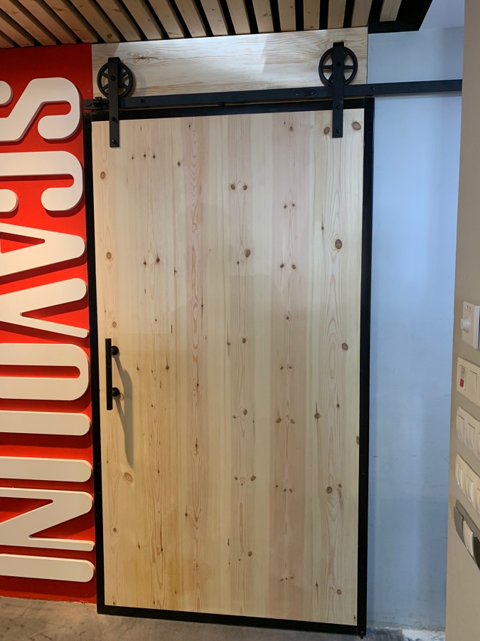 PUERTA INSTALADA CON SOLAPE DE 25 MM.