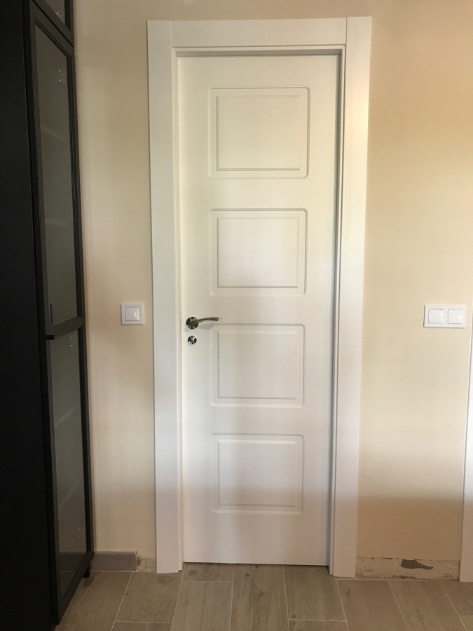 Puerta lacada blanca abatible ciega 4 cuarterones