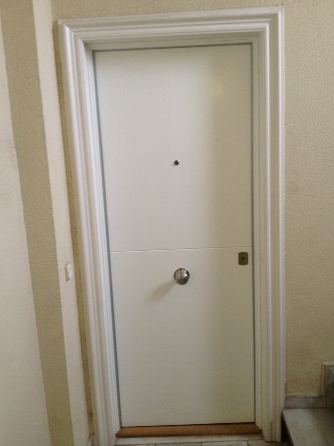 puerta lacada blanca cerradura arcu 