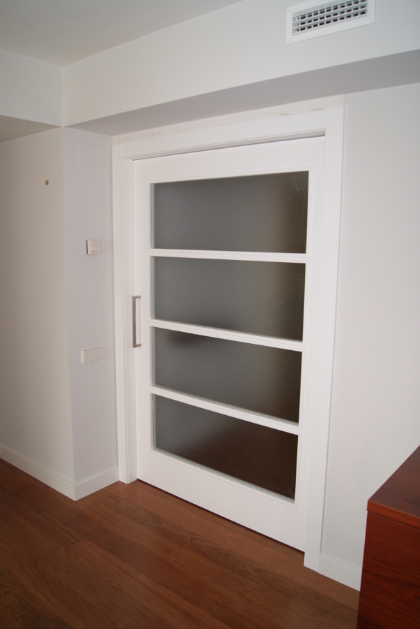 Puerta lacada blanca con vidrio mate