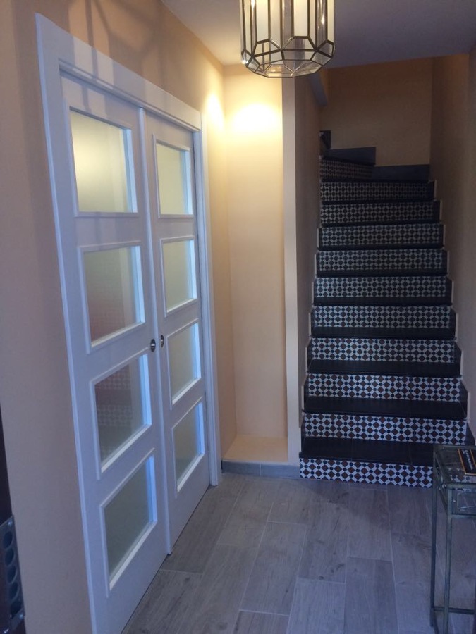 Puerta lacada blanca corredera cristalera doble hoja