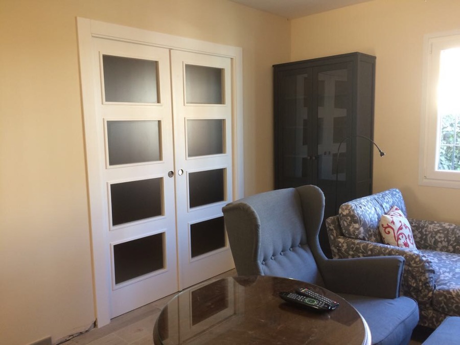 Puerta lacada blanca cristalera doble hoja para salon