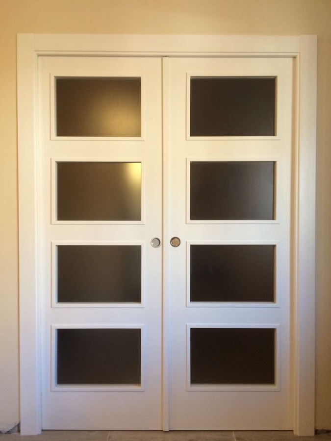 Puerta lacada blanca cristalera doble hoja para salon con vista de frente