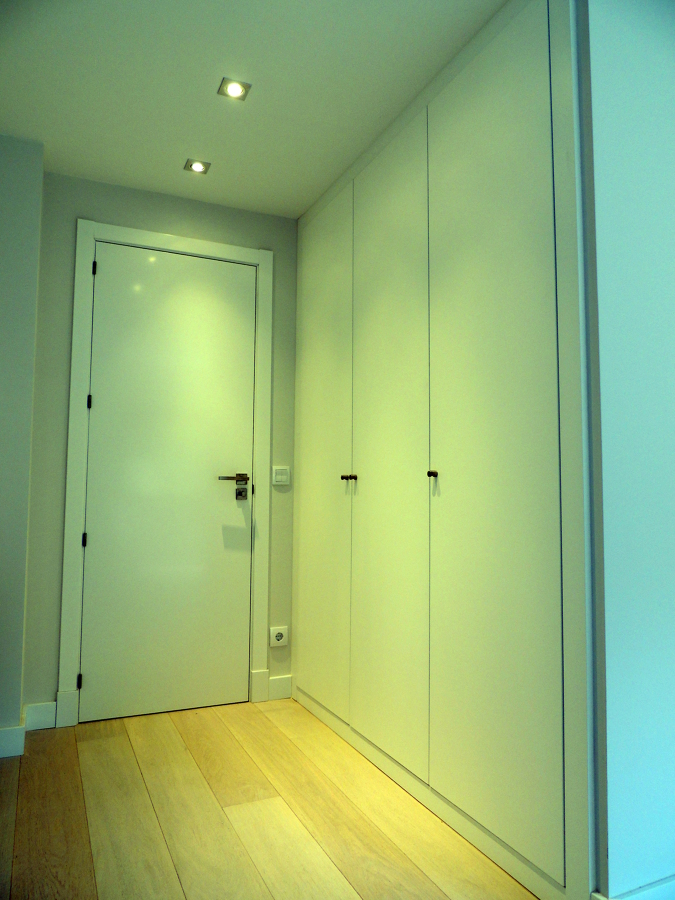 Puerta lisa lacada y armario a juego, tarima Roble selecto nieve.