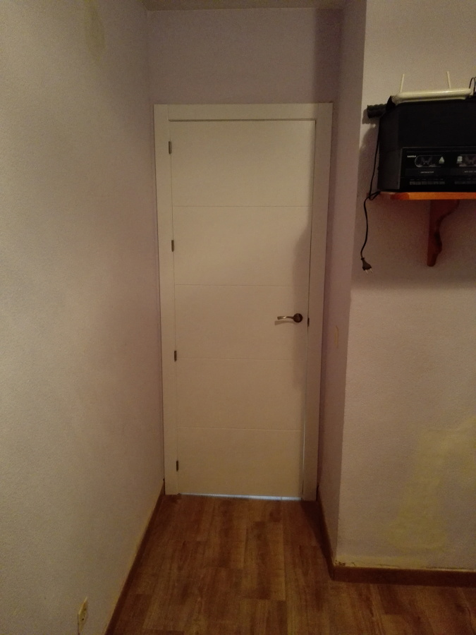 puerta maciza blanca con 4 grecas--------