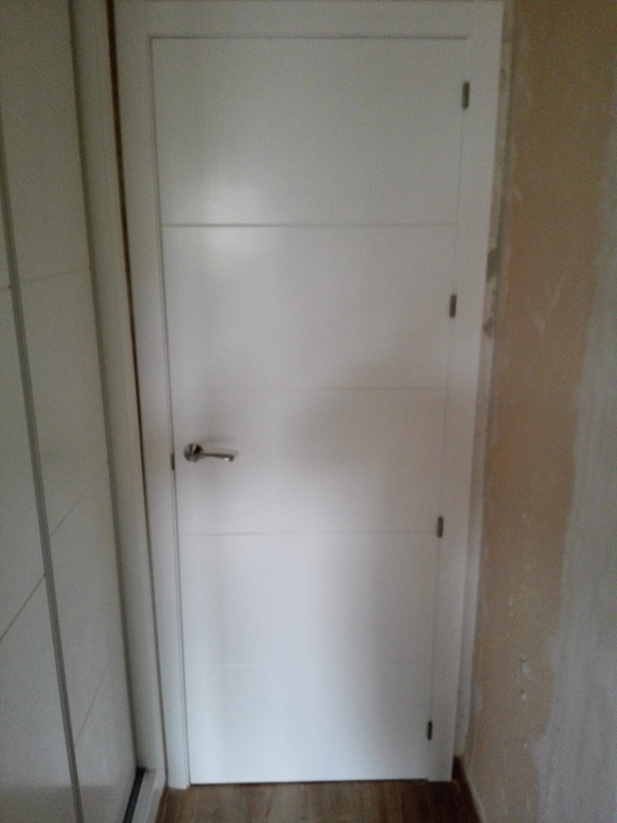 puerta maciza blanca con 4 grecas