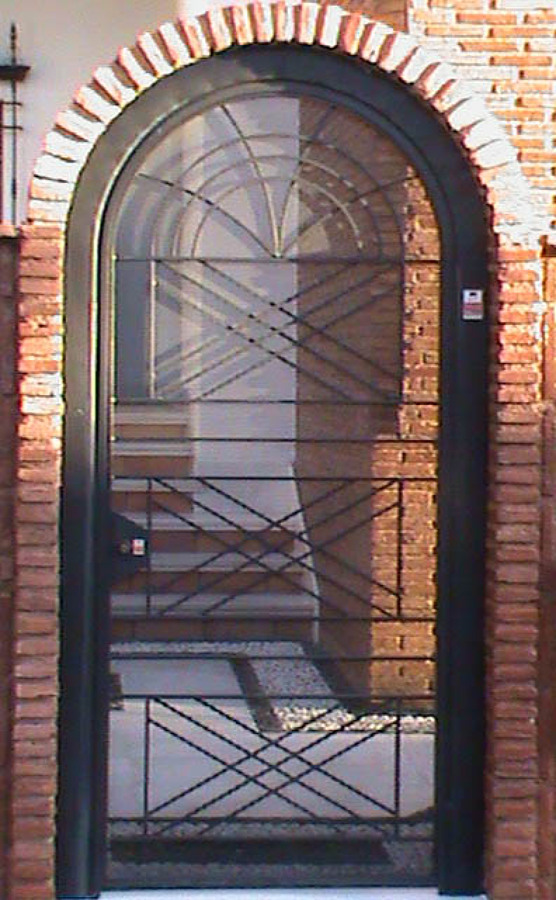 Puerta metaalica con cristal