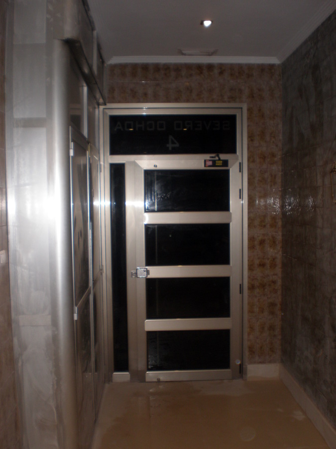 PUERTA NUEVA DE ALUMINIO Y CRISTAL