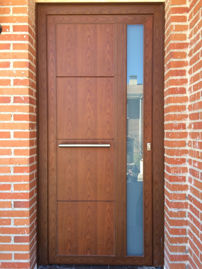 PUERTA PANELADA EN ALUMINIO COLOR MADERA