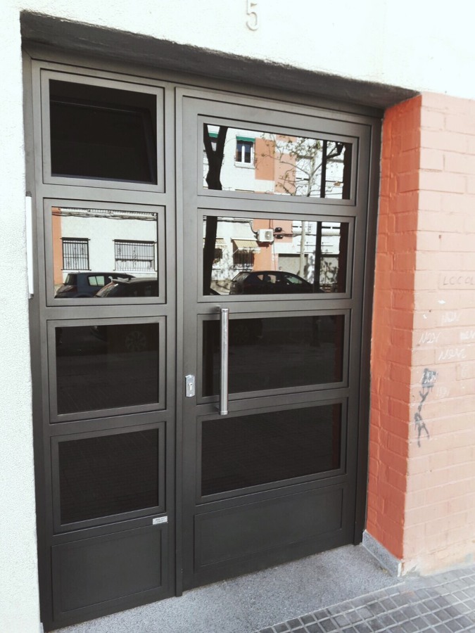 Puerta para comunidad de vecinos.