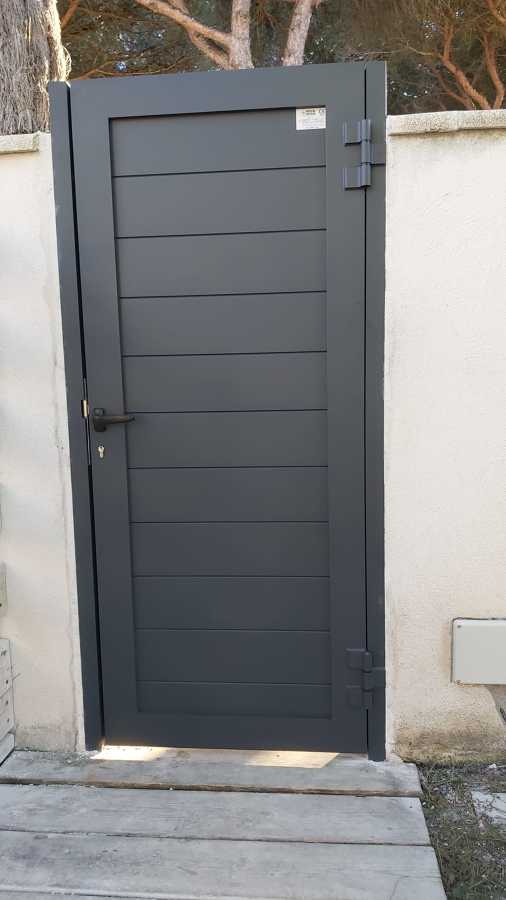 Puerta peatonal abatible.