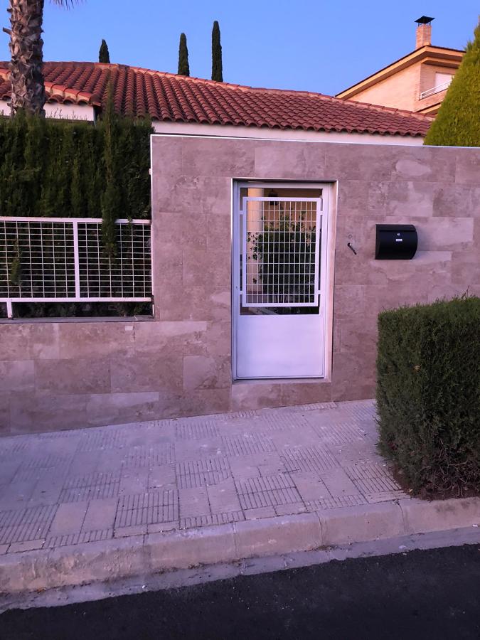 Puerta peatonal acabada