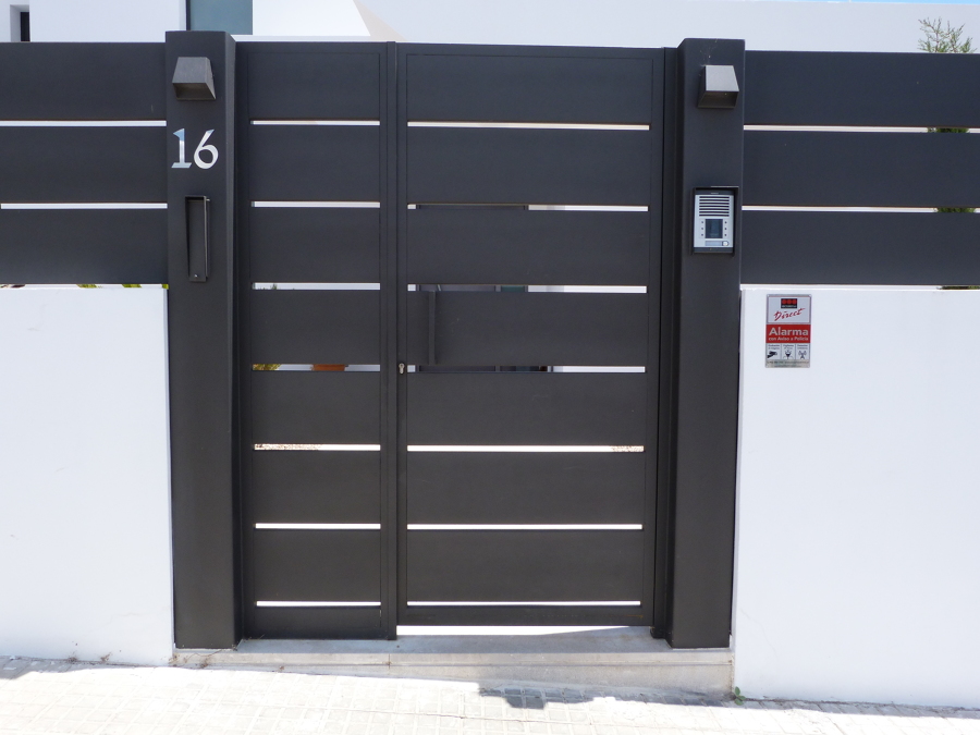 puerta peatonal de lamas de hierro con portero automático y buzón integrado