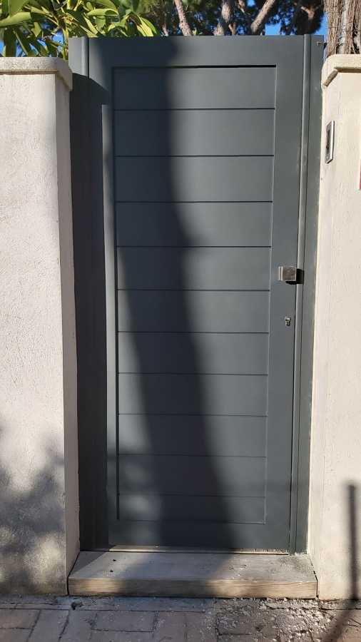 Puerta peatonal exterior.