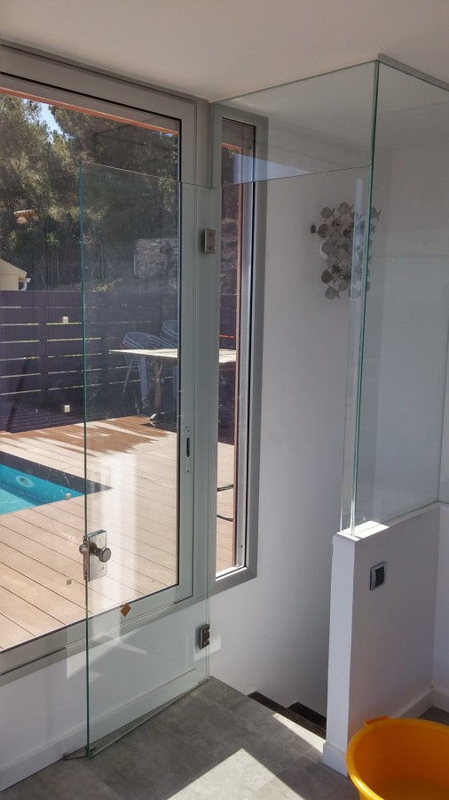 Puerta practicable en cristal securizado