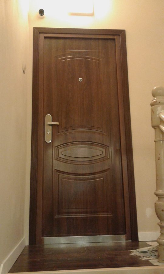 Puerta principal de la planta superior