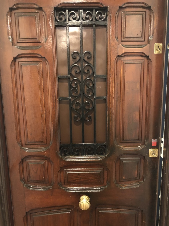 Puerta principal. MINIPISO en Madrid