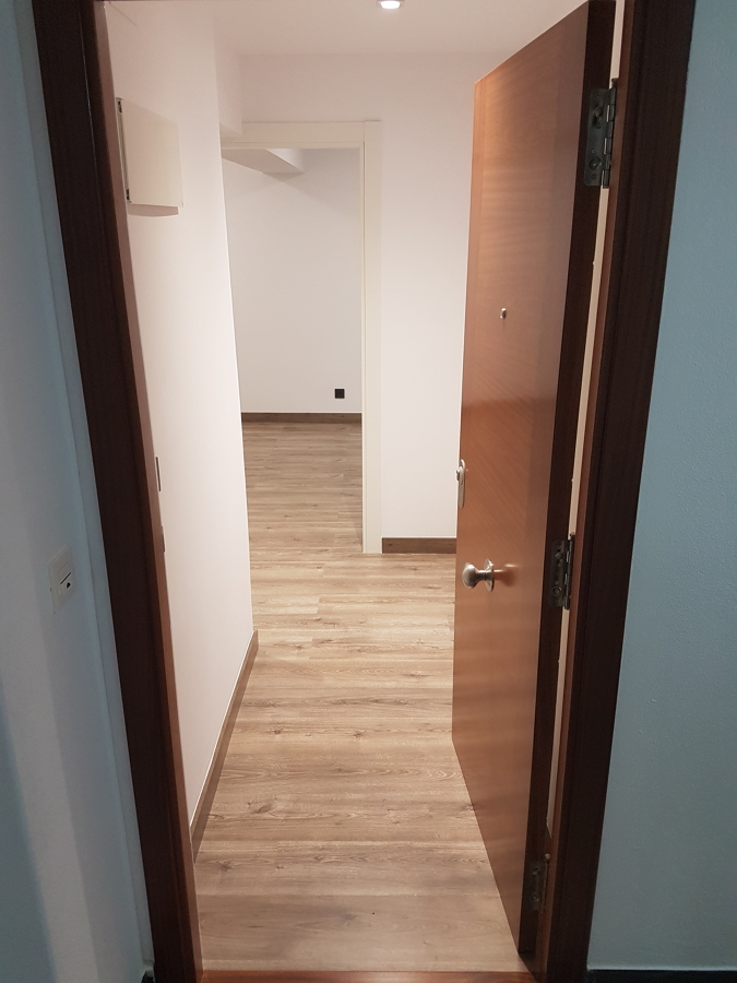 Puerta Principal, sapelly por fuera.