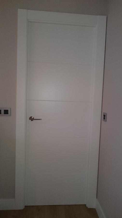 Puerta rayada lacada