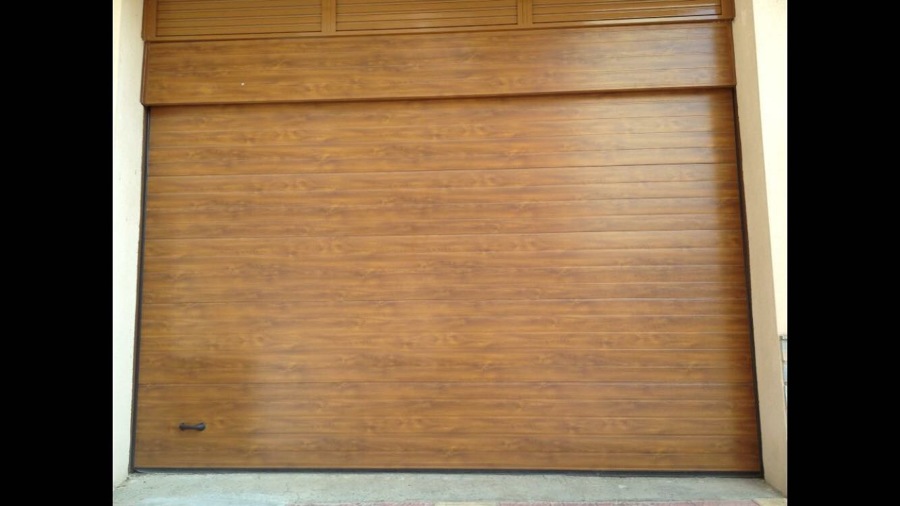 PUERTA RESIDENCIAL SECCIONAL CON PANEL FIJO SUPERIOR