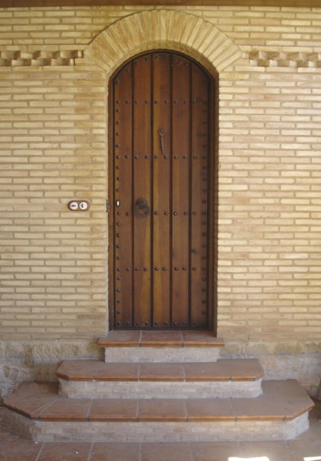 Puerta rústica de medio punto