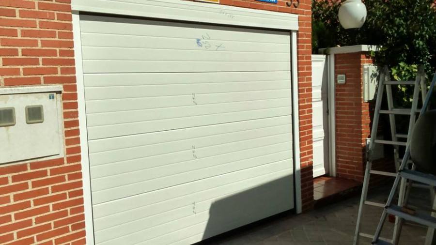 Puerta seccional acanalada blanca 