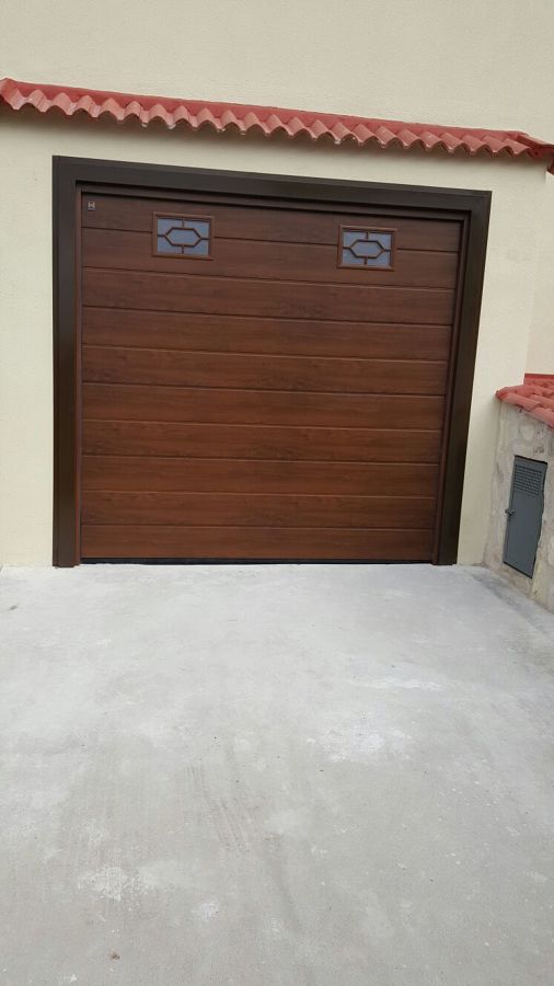Puerta seccional automática para garaje