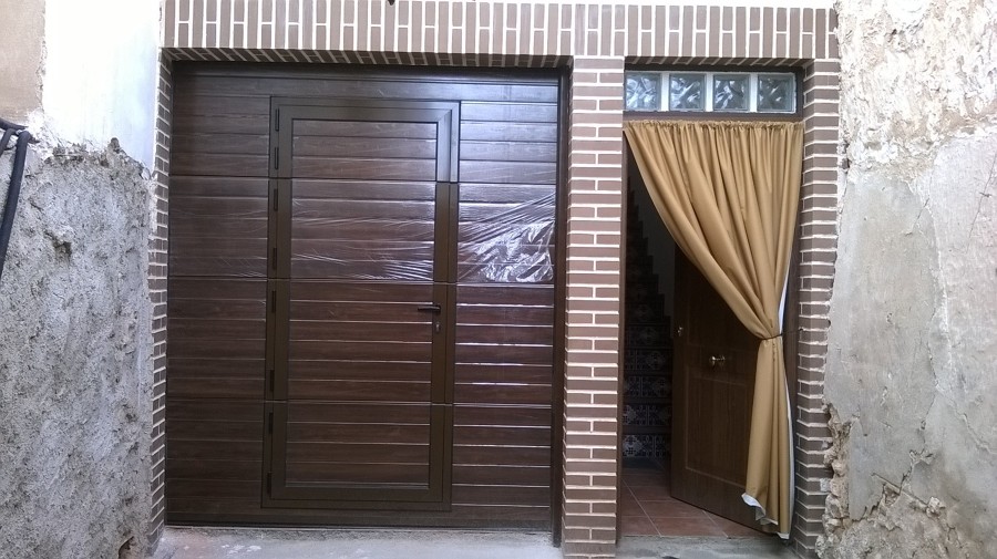 Puerta seccional con peatonal incorporada