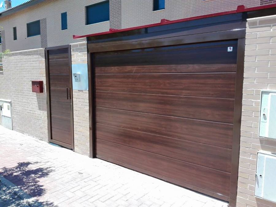 PUERTA SECCIONAL CON PERGOLA