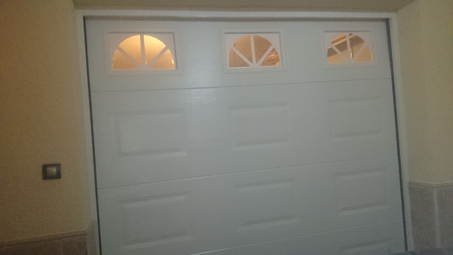 Puerta seccional de cuarterones con visores