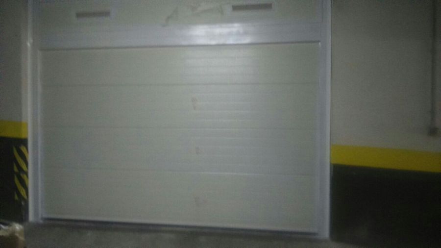 Puerta seccional de garaje interior