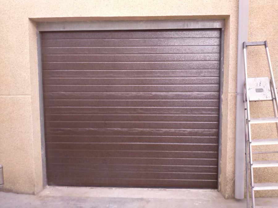 Puerta seccional en ral 8014 sin remates