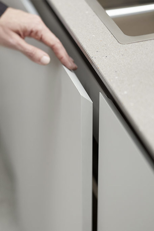 Puerta sin tiradores a 45°