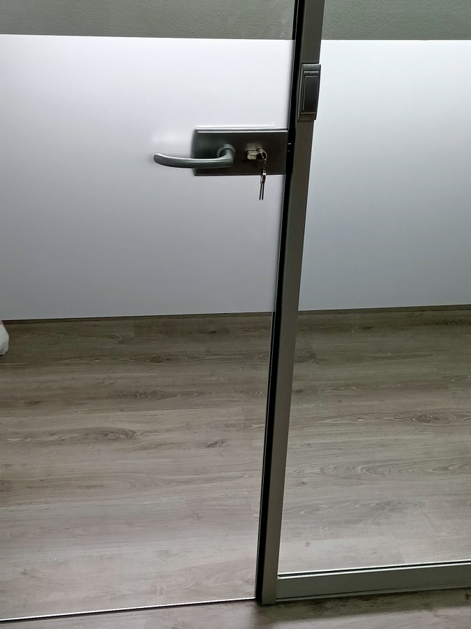 Puerta vidrio templado con interruptor  integrado  en marco