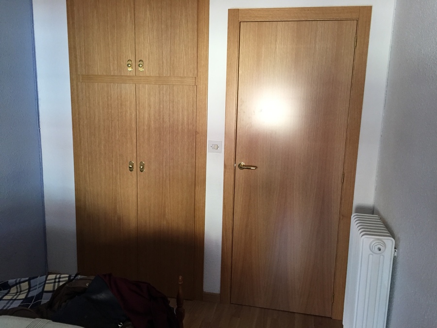 Puerta y armario de 2 puertas con altillo para mantas y maletas