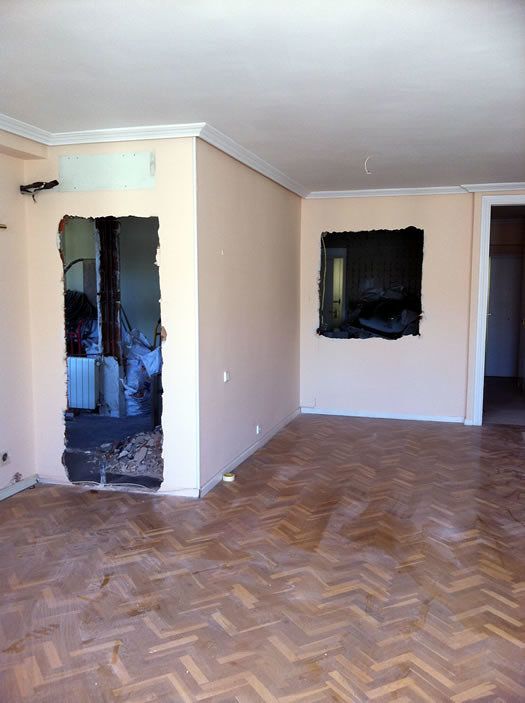 Puerta y ventana en pared