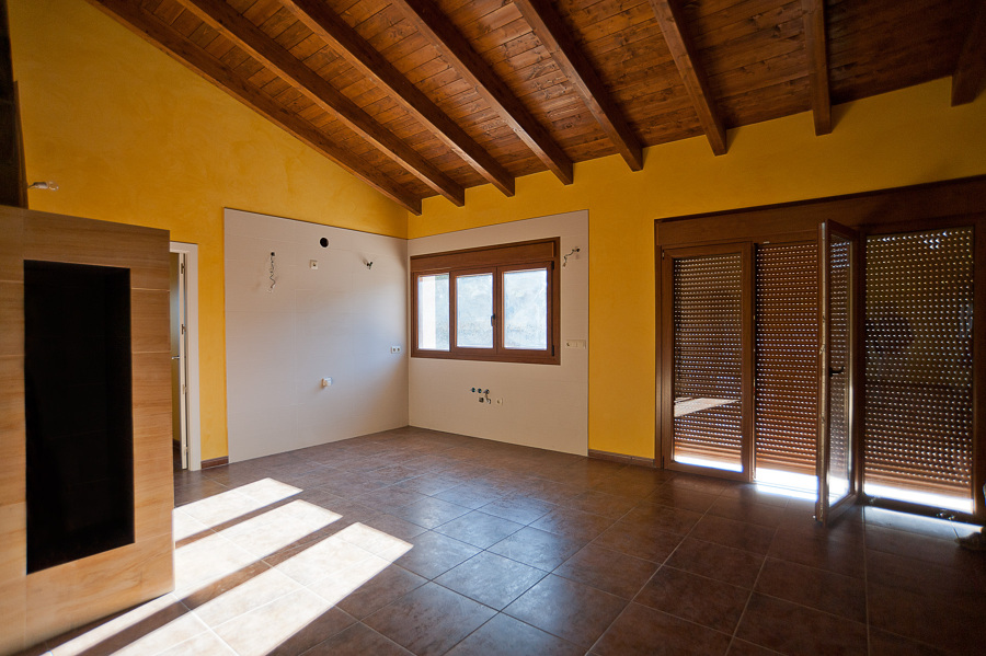 Puerta y ventanas con persiana