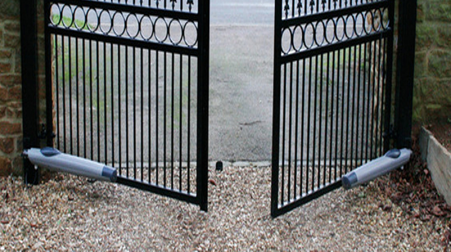 Puertas abatibles de forja artística motorizadas.