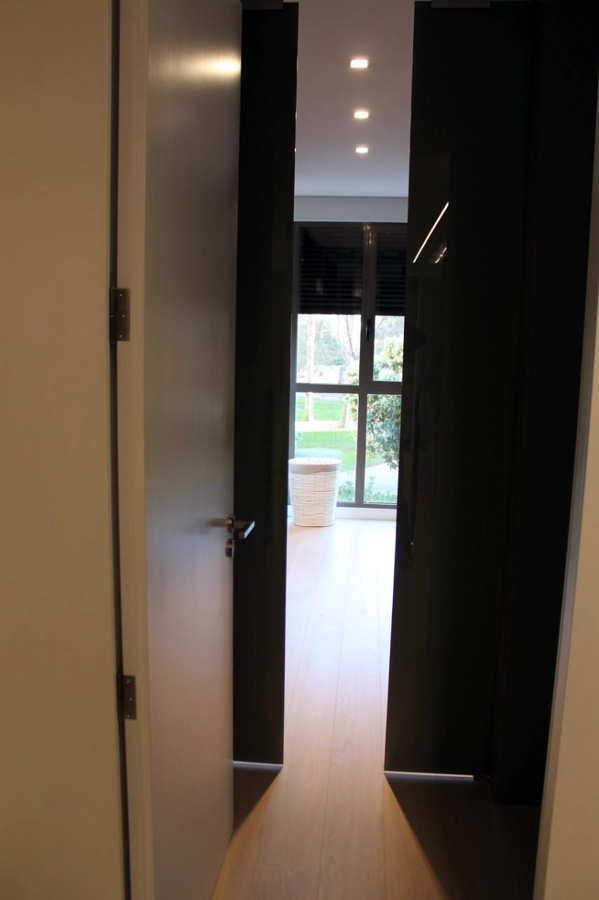 Puertas con bisagras ocultas