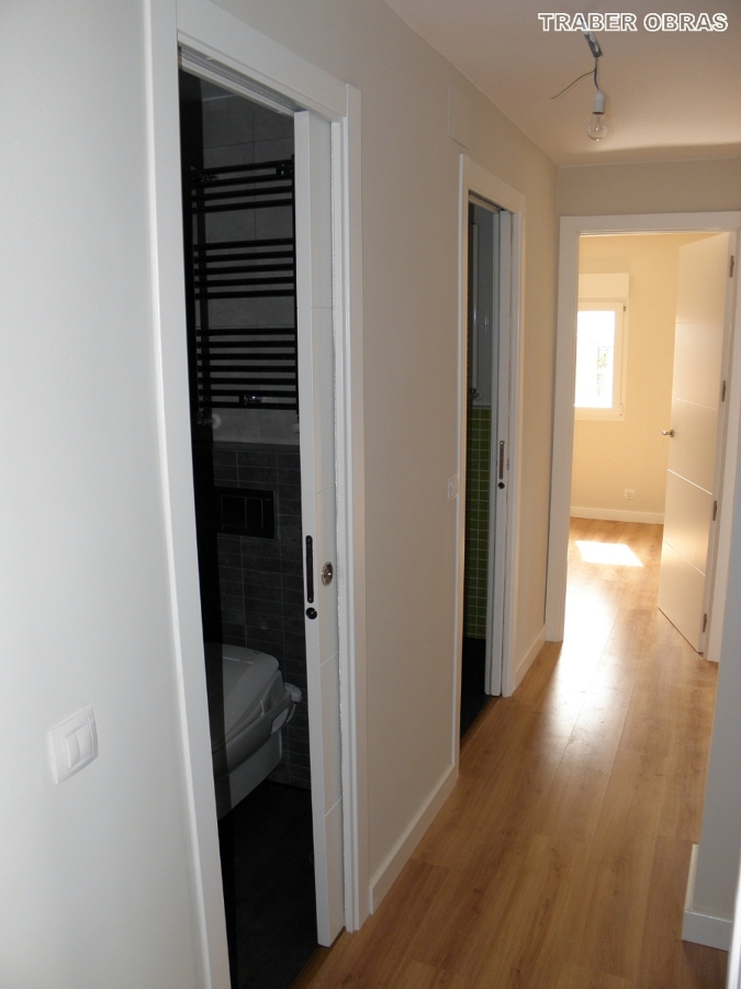 Puertas correderas con armazón (cassoneto) en cuartos de baño por Traber Obras SL..