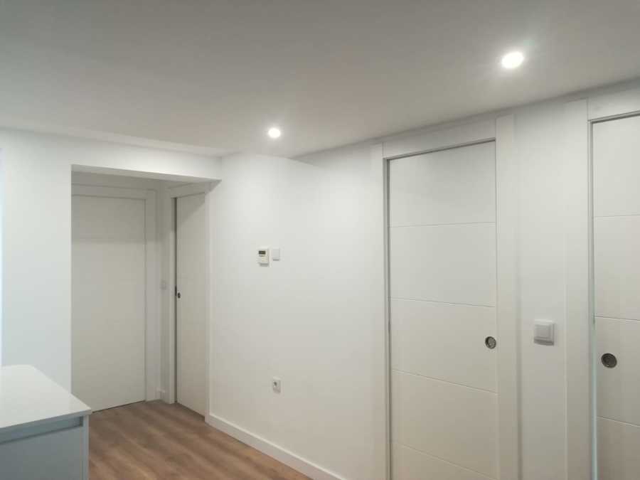 Puertas correderas lacadas en obra en color blanco