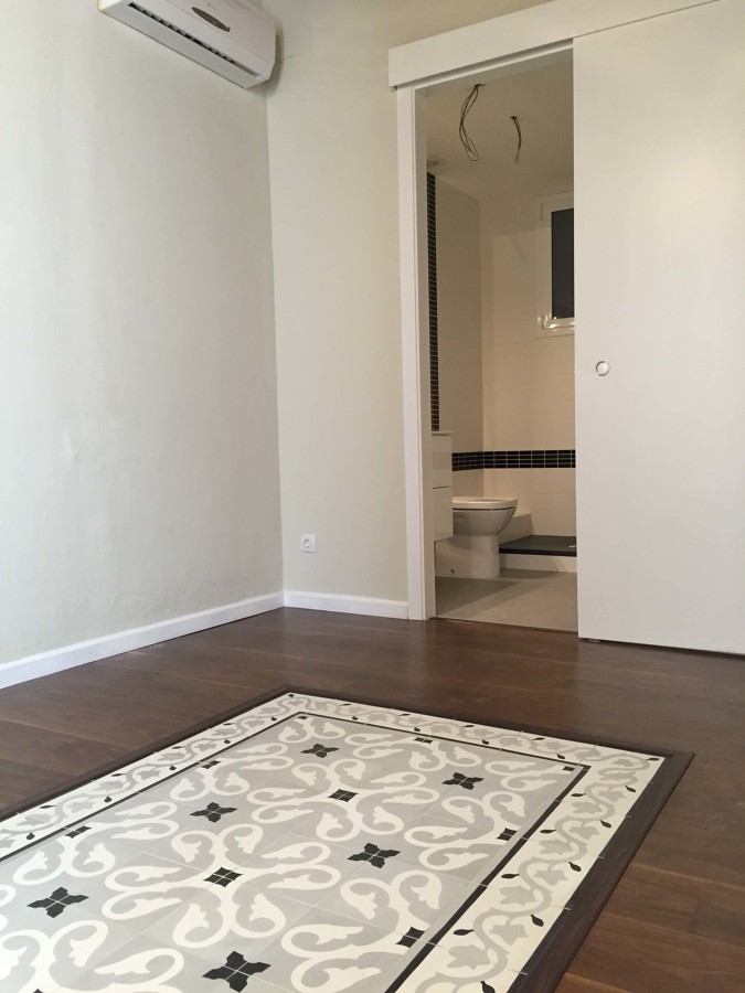 puertas correderas y alfombra de pavimento hidrahúlico recuperado