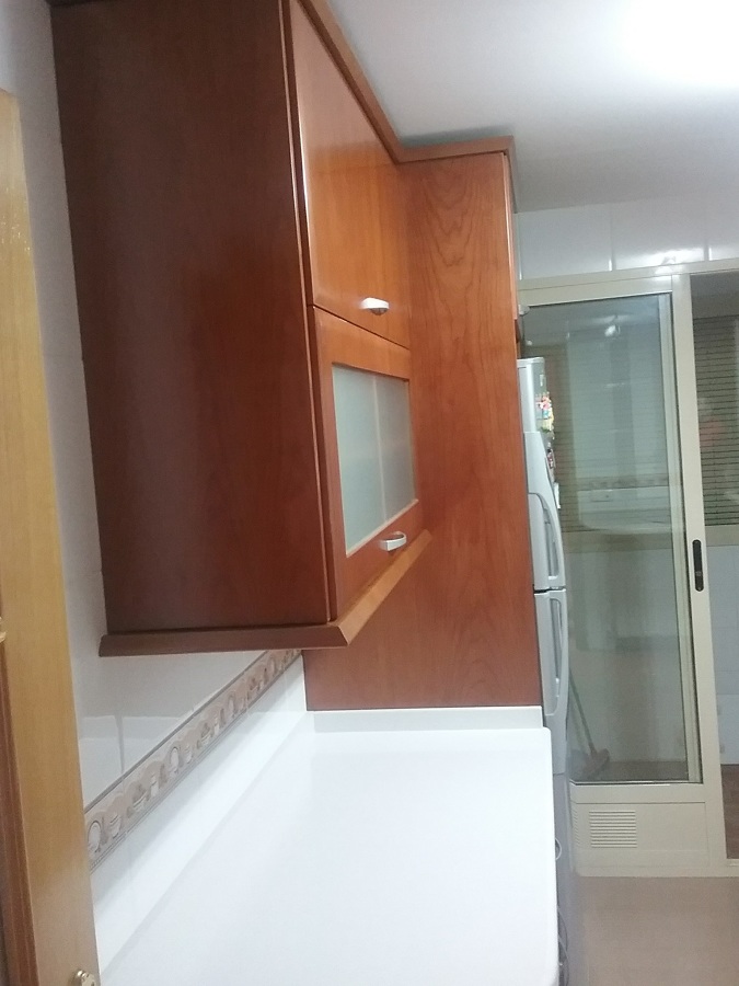 Puertas, costados y cornisas en Cerezo teñido medio