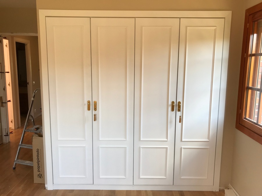 Puertas de armario lacadas y con molduras