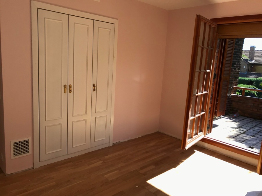 Puertas de armario lacadas y con molduras