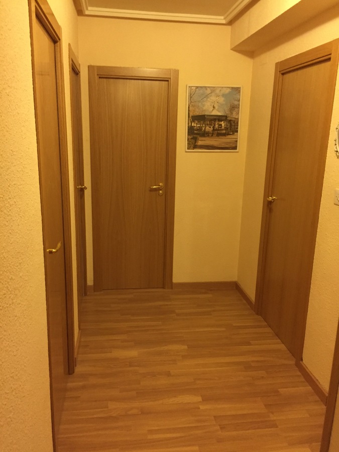 Puertas de roble con manillas doradas marca Hoppe modelo Verona 