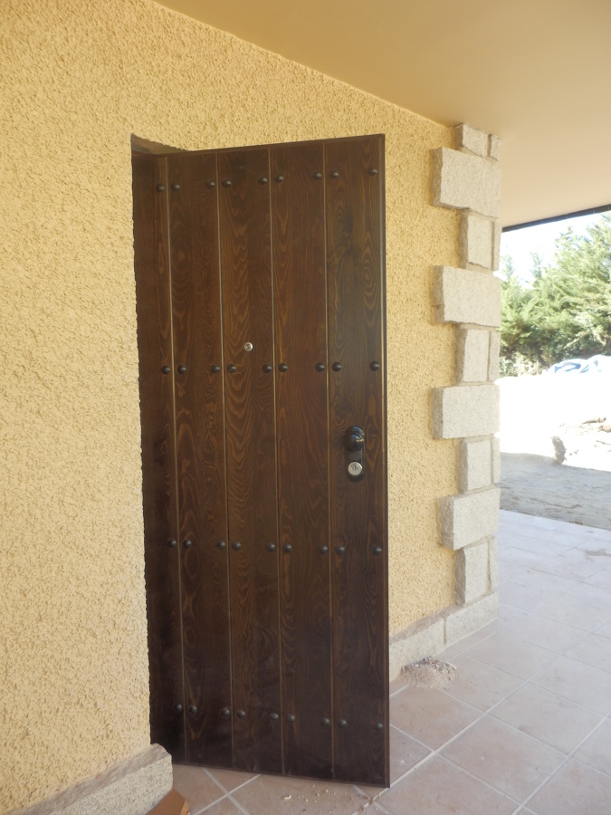 Puertas exteriores con duelas 