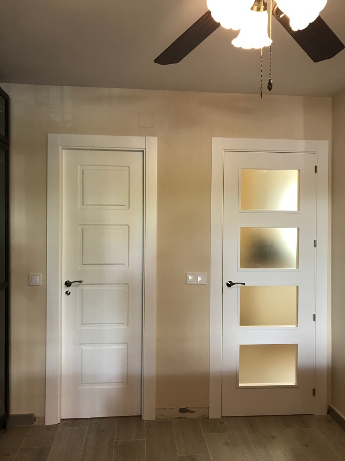 Puertas lacadas blancas ciega y cristalera