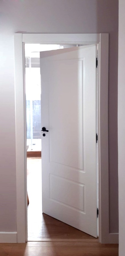 Puertas Lacadas con fresado Modelo 2R