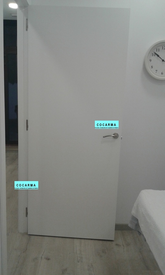 Puertas lacadas en blanco para local